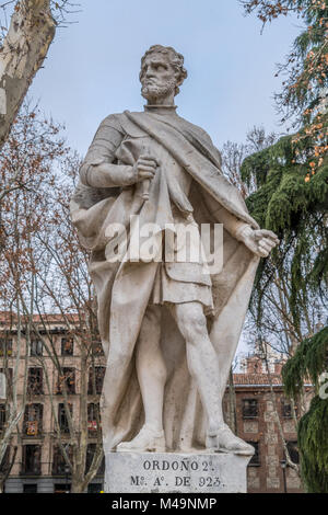 Madrid, Spanien - 3. Januar 2018: Kalkstein Statue von König Ordoño II. von León. In der Plaza de Oriente Platz der Innenstadt von Madrid vor Royal entfernt Stockfoto