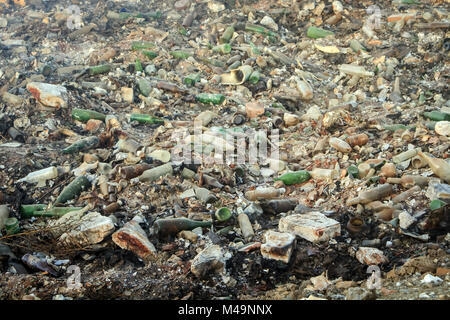 Großen Müllhalde Abfall mit zerbrochenen Flaschen Stockfoto