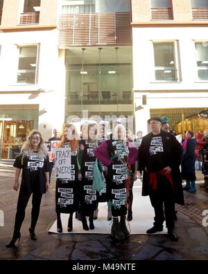 Dame Vivienne Westwood mit ihrem Sohn Joseph Corre (rechts) und Modellen während des#INEOSVTHEPEOPLE catwalk Präsentation im Gran CaffŽ in London. Stockfoto