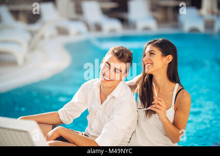 Paar ausgaben Ferienhäuser auf tropischen Resort Swimmingpool. Brautpaar Honeymoon auf Meer. Paar in die wahre Liebe. Flirten und zeigen Emotionen Stockfoto