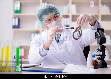 Kriminologen Polizei Chemiker bei der Kriminalität Beweise suchen Stockfoto