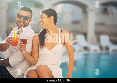 Paar ausgaben Ferienhäuser auf tropischen Resort Swimmingpool. Brautpaar Honeymoon auf Meer. Couplr in wahrer Liebe. Flirten und zeigen Emotionen Stockfoto