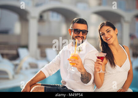 Paar ausgaben Ferienhäuser auf tropischen Resort Swimmingpool. Brautpaar Honeymoon auf Meer. Couplr in wahrer Liebe. Flirten und zeigen Emotionen Stockfoto