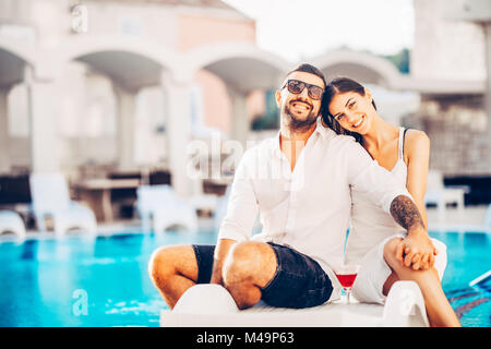 Paar ausgaben Ferienhäuser auf tropischen Resort Swimmingpool. Brautpaar Honeymoon auf Meer. Couplr in wahrer Liebe. Flirten und zeigen Emotionen Stockfoto