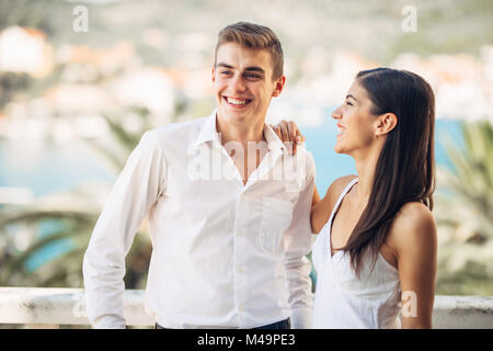 Glückliches Paar in Liebe auf einem Sommerurlaub Urlaub. Feiern, Urlaub, Jubiläum, Verlobung. Erfolgreicher Mensch in Beziehung mit schönen Frau Stockfoto