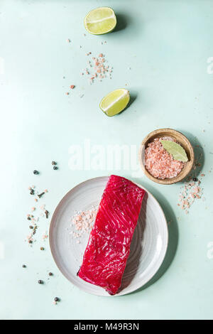 Rote Beete marinierter Lachs Stockfoto