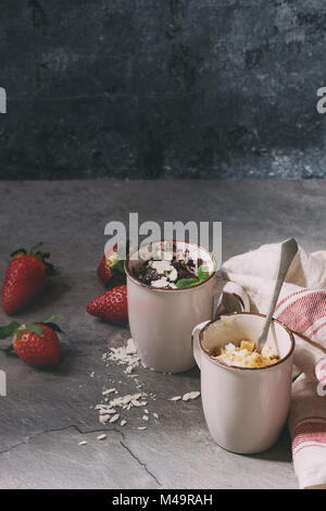 Schokolade und Vanille Becher Kuchen Stockfoto