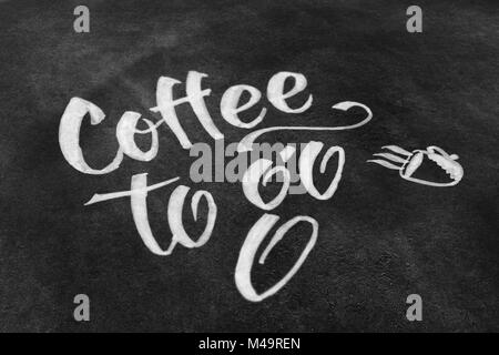 Coffee to go Chalk Schriftzug auf Tafel Stockfoto