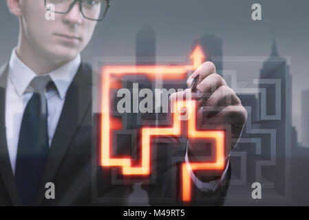 Geschäftsmann mit Labyrinth in schwierigen Situationen-Konzept Stockfoto