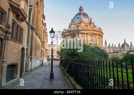 Lamp Post außerhalb des Brasenose College in St Mary's Passage in den frühen Morgen mit Radcliffe Camera im Hintergrund. Oxfordshire, England Stockfoto