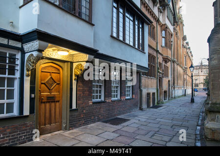 Faun Schnitzereien über dem aslan Tür in Brasenose College in St Mary's Passage in den frühen Morgen. Oxford, Oxfordshire, England Stockfoto