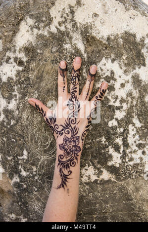 Woman's Henna Hands gegen eine Steinmauer in Stone Town, Sansibar, Tansania auf einem hellen und sonnigen Tag eingerichtet Stockfoto