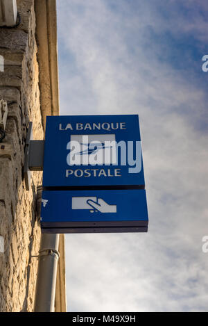 Paris, Frankreich, 10. Februar 2018: La Banque Postale Namensschild. La Banque Postale ist eine französische Bank, am 1. Januar 2006 als Tochtergesellschaft der La P Stockfoto