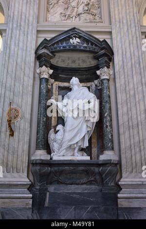 Die Statue des Heiligen Johannes von Rusconi in der Archbasilica St. Johann im Lateran, San Giovanni in Laterano in Rom Stockfoto