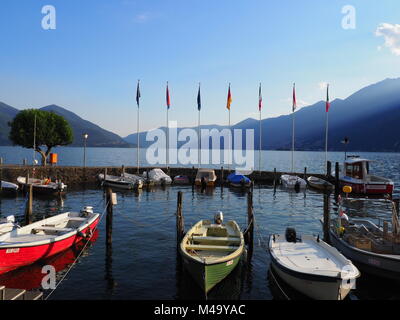 ASCONA, Schweiz Europa auf Juli 2017: Bunte Boote im Hafen in Reisen Stadt mit Blick auf den Lago Maggiore, alpinen Gebirge Landschaften bei Swiss Stockfoto