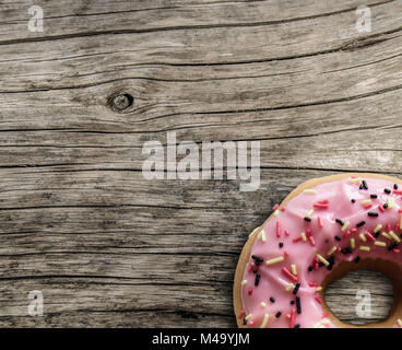 Leuchtend rosa Donut auf Tisch Stockfoto