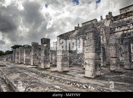 Halle der tausend Säulen in Chichen Itza - Spalten Stockfoto