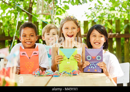 Multikulturelle Gruppe von Kindern mit kreativen Geschenk Taschen auf Kinder Geburtstag Stockfoto