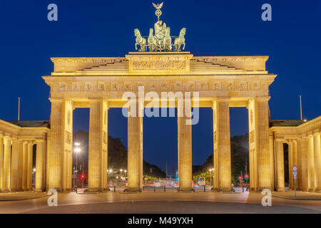 Das Brandenburger Tor in Berlin bei Nacht beleuchtet Stockfoto