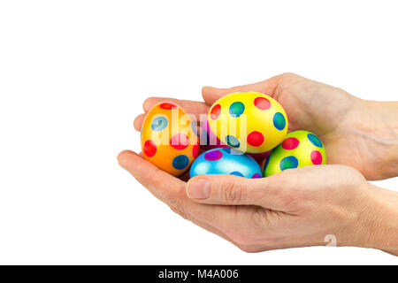 Zwei Hände, die bemalten Ostereier auf weißem Hintergrund Stockfoto