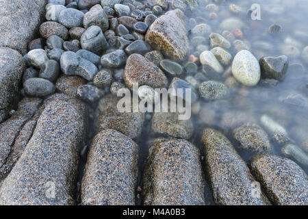 Steine im Wasser, Weltkulturerbe Hoega Kusten, Schweden Stockfoto