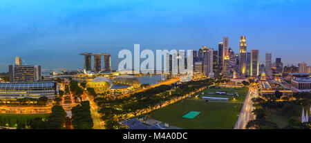 Panorama City Skyline von Singapur bei Nacht Stockfoto