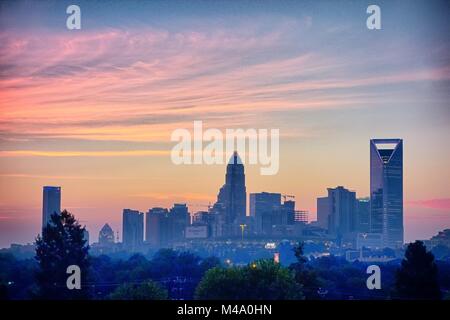 Am frühen Morgen Sonnenaufgang über Charlotte North Carolina skyline Stockfoto