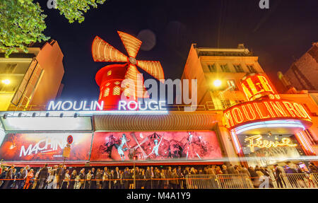 PARIS - 15. Mai: Das Moulin Rouge verschwommene Bewegung in der Nacht, am 15. Mai 2015 in Paris, Frankreich. Moulin Rouge ist ein berühmtes Kabarett im Jahre 1889 erbaut und ist in der Pariser Rotlichtviertel Pigalle entfernt. Stockfoto