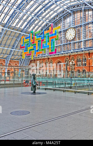 LONDON - JUNI 7. In den renovierten und sanierten St Pancras ist eine Statue von Sir John Betjeman, die die eingebaute gespeichert Stockfoto