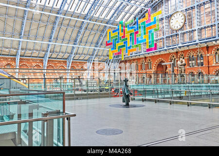 LONDON - JUNI 7. In den renovierten und sanierten St Pancras ist eine Statue von Sir John Betjeman, die die eingebaute gespeichert Stockfoto