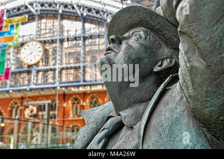 LONDON - JUNI 7. In den renovierten und sanierten St Pancras ist eine Statue von Sir John Betjeman, die die eingebaute gespeichert Stockfoto