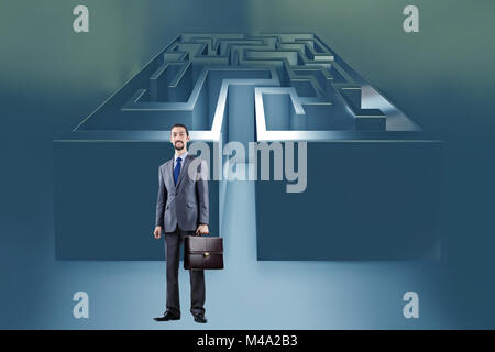 Geschäftsmann mit Labyrinth in schwierigen Situationen-Konzept Stockfoto