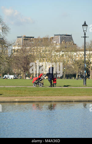 Spaziergang im Park, Clapham Common, London, Vereinigtes Königreich Stockfoto