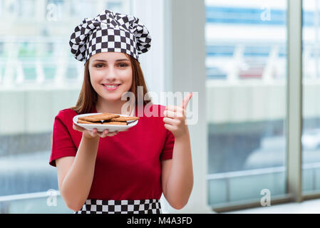 Junger Koch bereitet Cookies in der Küche Stockfoto