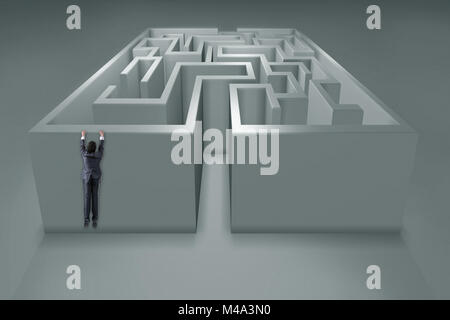Geschäftsmann mit Labyrinth in schwierigen Situationen-Konzept Stockfoto