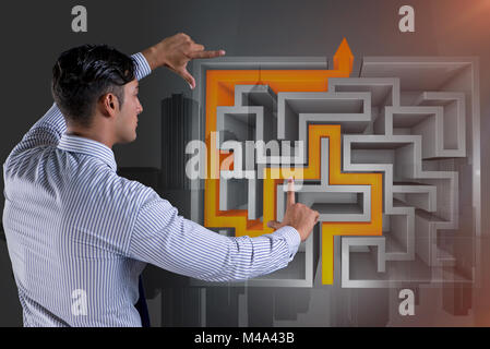 Geschäftsmann mit Labyrinth in schwierigen Situationen-Konzept Stockfoto