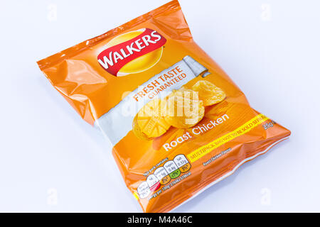 Ein Paket von Walkers roast chicken Flavour crisps von einem Multipack, Vereinigtes Königreich Stockfoto