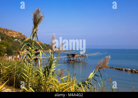 Ein trabocco, oder traditionelle Fischerei Plattform, im La Penna, in der Nähe von Fossacesia, Chieti, Abruzzen, Italien Stockfoto