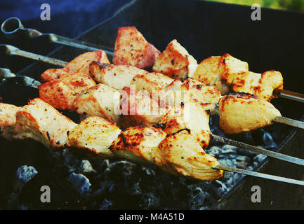 Schaschlik Fleisch kochen auf heißen Kohlen Stockfoto