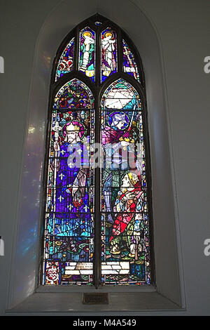 Glasfenster St. Martin von Tours, Saint Louis 1 X und ein Bettler von Harry Clarke in einem kleinen West Cork Dorfkirche. Stockfoto