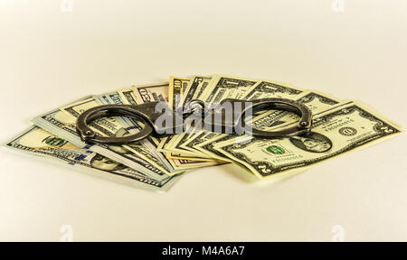 Metall Handschellen auf den Banknoten des US-Dollar Stockfoto