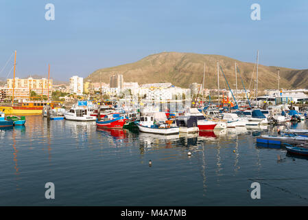 Sport- und Fischerboote im Hafen von Los Cristianos Stockfoto