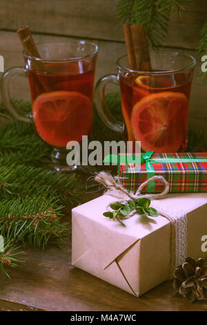 Weihnachten Geschenke und zwei Gläser mit heißem Glühwein Stockfoto