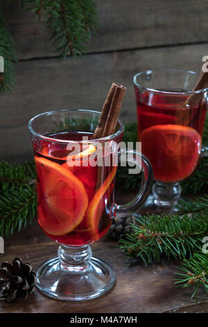 Zwei Gläser Tasse Weihnachten heißer Glühwein Stockfoto