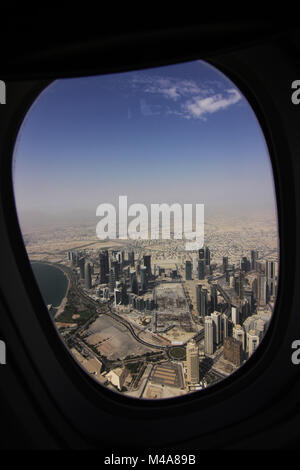 Ein Bild von Doha, Katar von einem Flugzeug Fenster Stockfoto