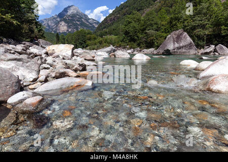 Große Steine im Fluss Verzasca zwischen Lavertezzo und Brione, Verzascatal, Valle Verzasca, Tessin, Schweiz Stockfoto