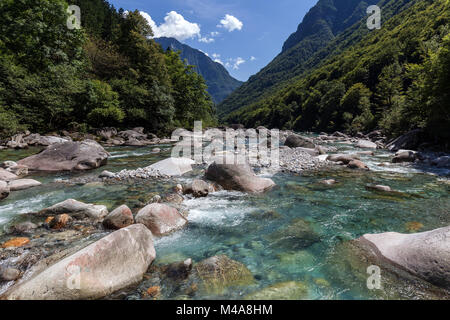 Große Steine im Fluss Verzasca zwischen Lavertezzo und Brione, Verzascatal, Valle Verzasca, Tessin, Schweiz Stockfoto