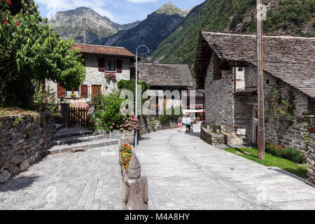 Typische Tessiner Steinhäuser in Sonogno, Verzascatal, Valle Verzasca, Tessin, Schweiz Stockfoto