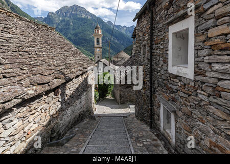 Typische Tessiner Häuser aus Stein und Kirche im Dorf Sonogno, Verzascatal, Valle Verzasca, Tessin, Schweiz Stockfoto