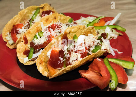 Vegetarische Mexikanische Tacos, gefüllt mit Bohnen und Gemüse Stockfoto